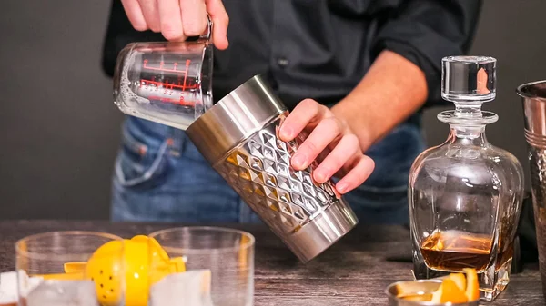 Viski kokteyli kokteyl portakal ve vişne ile süslenmiş.