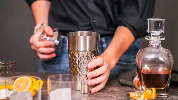 Viski kokteyli kokteyl portakal ve vişne ile süslenmiş.