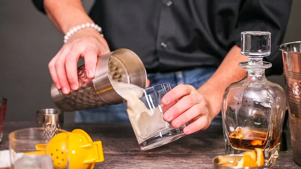 Viski kokteyli kokteyl portakal ve vişne ile süslenmiş.