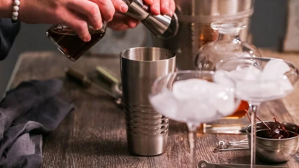 Manhattan kokteyl brandied kiraz ile süslenmiş.