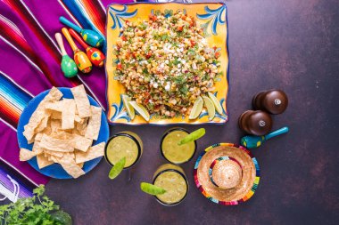 Üstten görünüm. Meksika Caddesi Mısır salata Izgara Mısır ile.