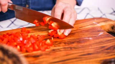 Adım adım. Ağaç kesme tahtası Dilimleme kırmızı dolmalık biber.