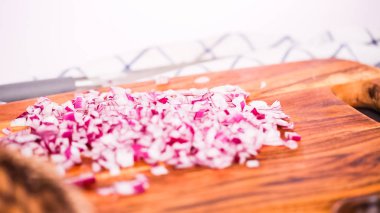 Adım adım. Ağaç kesme tahtası Dilimleme mor soğan.