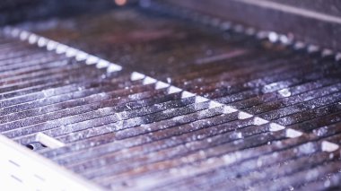 Adım adım. Açık gaz ızgara boş dökme demir zor durumda.