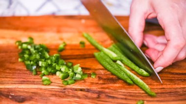 Adım adım. Dilimleme taze jalapeno biber ağaç kesme tahtası.