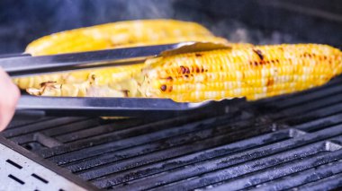 Adım adım. Açık gaz ızgara Mısır ızgara.