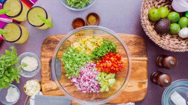 Adım adım. Geleneksel Meksika Caddesi Mısır salatası hazırlama.