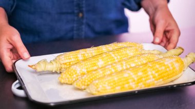 Adım adım. Meksika Mısır salata yapmak için taze organik Mısır shucking.