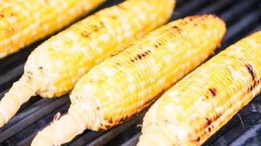 Adım adım. Açık gaz ızgara Mısır ızgara.