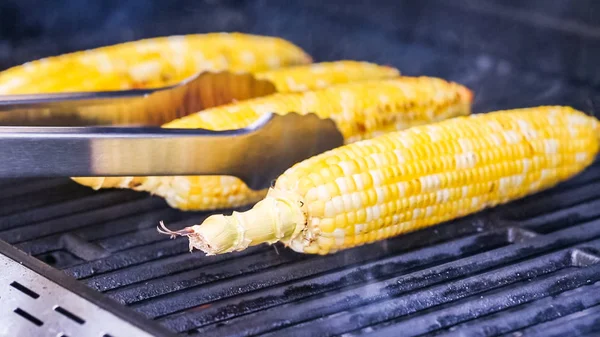 Krok Kroku Grillowanie Organicznych Kukurydzy Grill Gazowy Odkryty — Zdjęcie stockowe