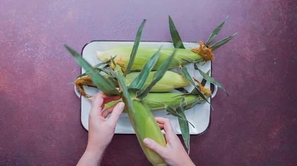 一歩一歩 メキシコのトウモロコシのサラダを作る新鮮な有機トウモロコシをむき — ストック写真