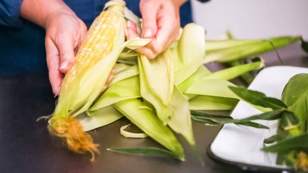 Step Step Shucking Fresh Organic Corn Make Mexican Corn Salad — Stock Photo, Image