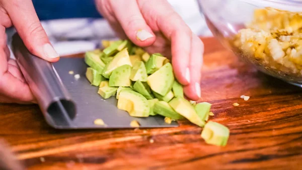 Stap Voor Stap Moten Verse Avocado Een Houten Snijplank — Stockfoto