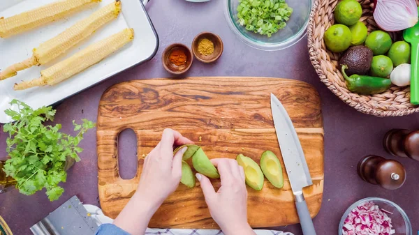 Steg För Steg Skivning Färsk Avokado Trä Skärbräda — Stockfoto