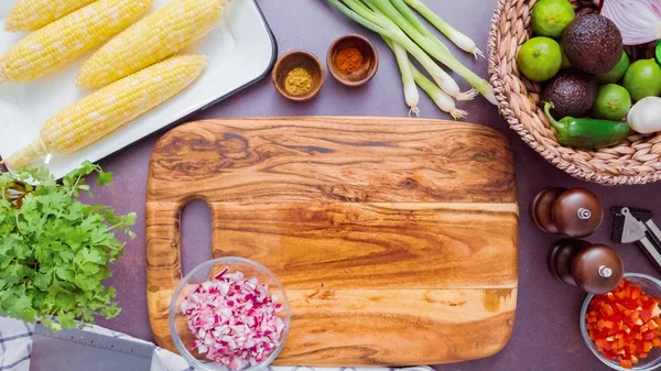 Paso Paso Cortar Cebolla Morada Una Tabla Cortar Madera —  Fotos de Stock