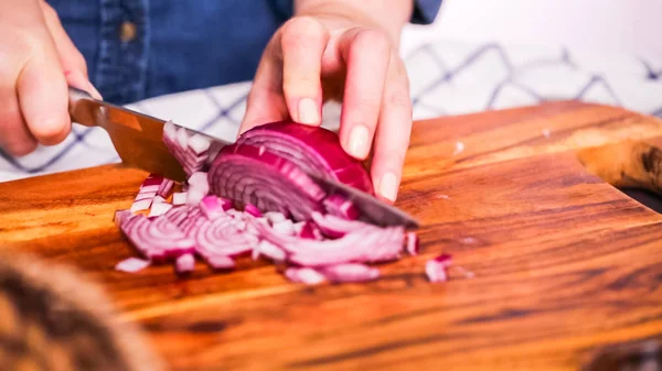 Pas Pas Trancher Oignon Violet Sur Une Planche Découper Bois — Photo