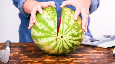 Ahşap kesme tahtası üzerinde kırmızı karpuz Dilimleme. 