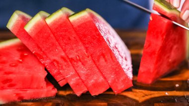 Ahşap kesme tahtası üzerinde kırmızı karpuz Dilimleme. 