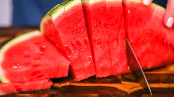 Skivning Röd Vattenmelon Trä Skärbräda — Stockfoto