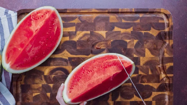 Schneiden Von Roter Wassermelone Auf Einem Holzschneidebrett — Stockfoto