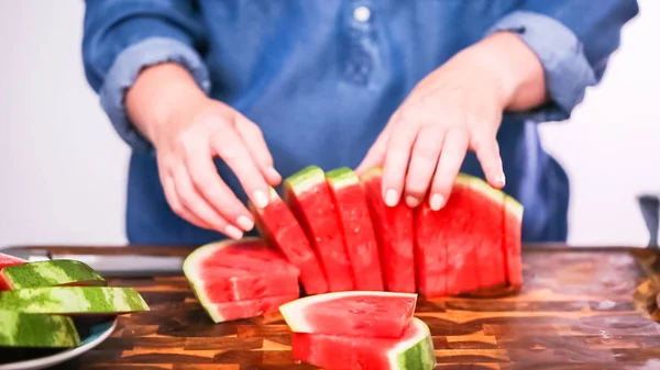 Schneiden Von Roter Wassermelone Auf Einem Holzschneidebrett — Stockfoto