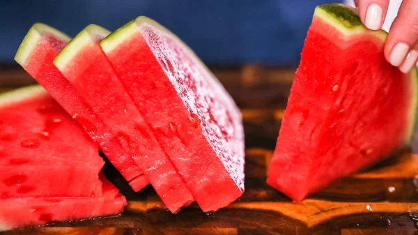 Schneiden Von Roter Wassermelone Auf Einem Holzschneidebrett — Stockfoto