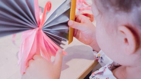 Kislány Így Többszínű Papír Papír Pillangók — Stock Fotó