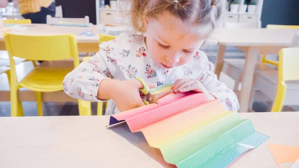 Маленькая Девочка Делает Бумажные Бабочки Разноцветной Бумаги — стоковое фото