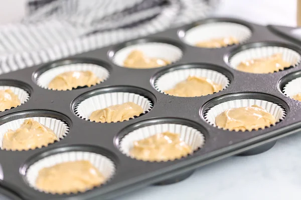 Cupcake Βανίλια Ζύμη Στο Ταψί Για Muffins — Φωτογραφία Αρχείου