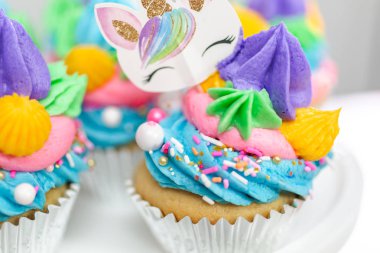 Tek boynuzlu at cupcakes çok renkli buttercream buzlanma ile yakın çekim.