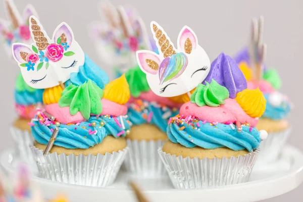 Einhorn Cupcakes Mit Buntem Buttercreme Sahnehäubchen Auf Kuchenständern — Stockfoto