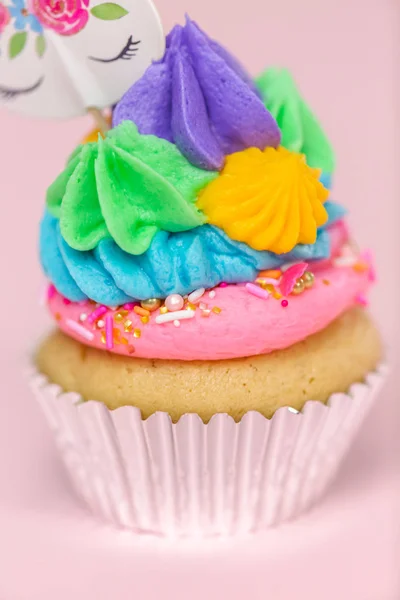 Schicke Einhorn Cupcakes Mit Buntem Buttercreme Zuckerguss Und Einhorn Cupcake — Stockfoto