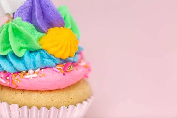 Fancy Jednorožec Cupcakes Vícebarevná Buttercream Poleva Jednorožec Košíček Cylindr Růžovém — Stock fotografie