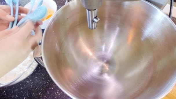 Schritt Für Schritt Zutaten Küchenmixer Vanille Cupcakes Mischen — Stockvideo