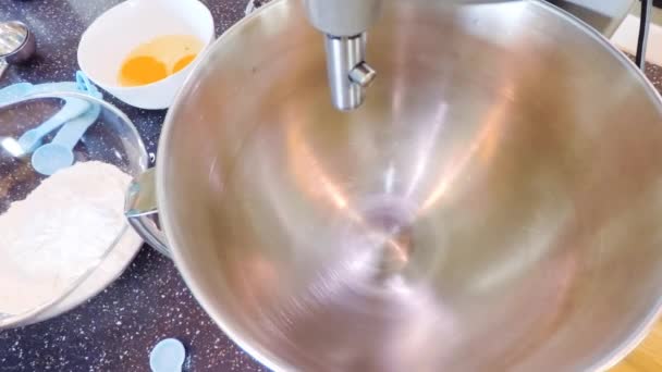 Steg För Steg Blanda Ingredienserna Köksblandare Att Göra Vanilj Muffins — Stockvideo