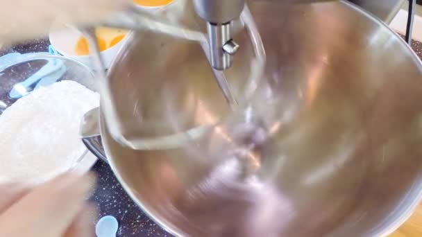 Крок Кроком Змішування Інгредієнтів Кухонному Мікшері Приготування Ванільних Кексів — стокове відео
