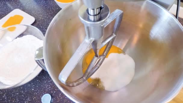 Schritt Für Schritt Zutaten Küchenmixer Vanille Cupcakes Mischen — Stockvideo