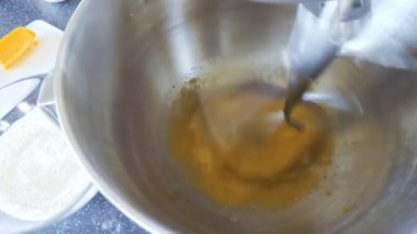 Adım adım. Vanilyalı kek yapmak için mutfak Mikser malzemeyi karıştırma