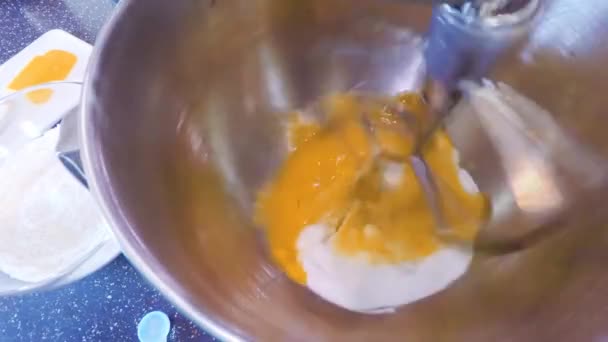 Stap Voor Stap Mengen Van Ingrediënten Keuken Mixer Vanille Cupcakes — Stockvideo