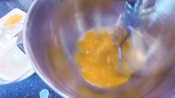 Шаг Шагом Смешивание Ингредиентов Кухонном Смесителе Сделать Ванильные Кексы — стоковое видео