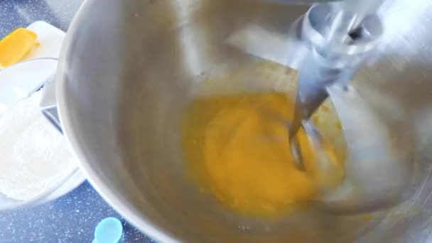 Schritt Für Schritt Zutaten Küchenmixer Vanille Cupcakes Mischen — Stockvideo
