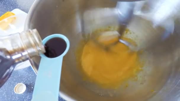 一歩一歩 バニラ カップケーキを作るキッチン ミキサーで材料を混ぜる — ストック動画
