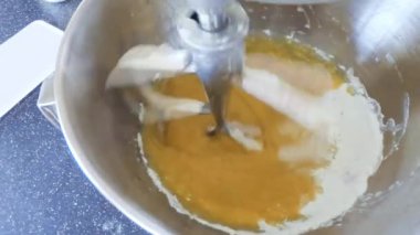 Adım adım. Vanilyalı kek yapmak için mutfak Mikser malzemeyi karıştırma