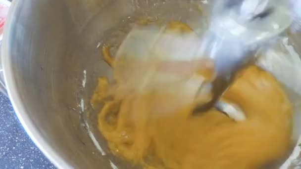 단계적으로 바닐라 케이크를 만들기 믹서에 재료를 — 비디오
