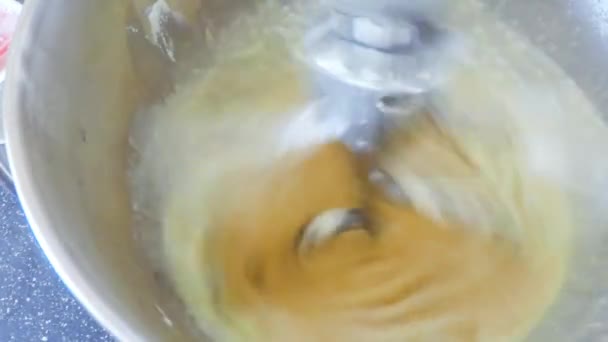 循序渐进 混合配料在厨房搅拌机做香草蛋糕 — 图库视频影像
