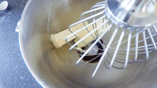 時間の経過 一歩一歩 バニラ カップケーキを作るキッチン ミキサーで材料を混ぜる — ストック動画