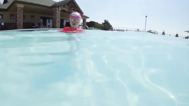 Kleines Mädchen Hat Sommer Spaß Beim Schwimmen Freibad — Stockvideo
