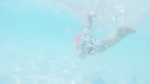 Menina Divertindo Nadando Sob Água Piscina Livre Verão — Vídeo de Stock