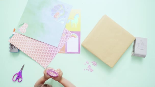循序渐进 装饰礼物为孩子生日与工艺纸 — 图库视频影像