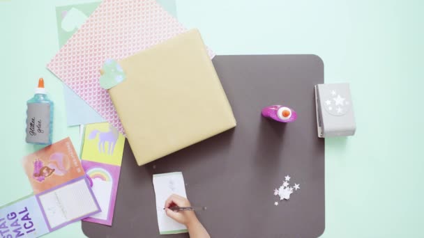 Schritt Für Schritt Geschenk Zum Kindergeburtstag Mit Bastelpapier Dekorieren — Stockvideo